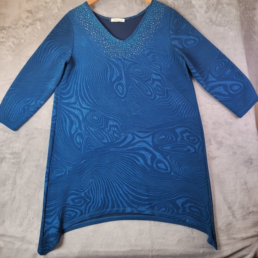 Indigo Soul Blue Woodgrain Rhinestone V-Neck Sharkbite Tunic Top L Art to Wear
